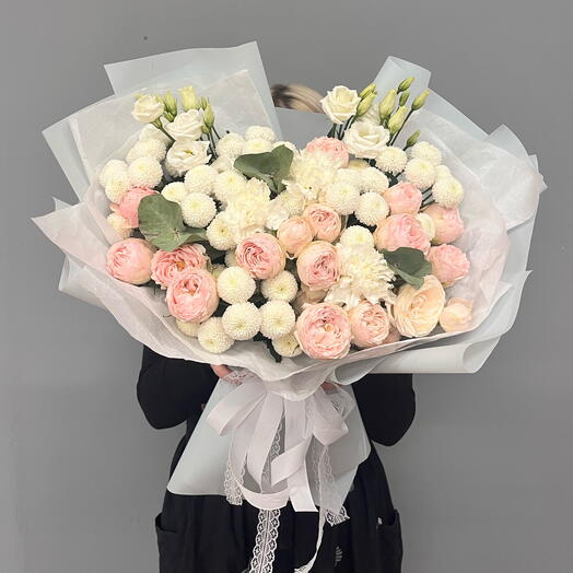 Воздушный букет с хризантемой и кустовой розой