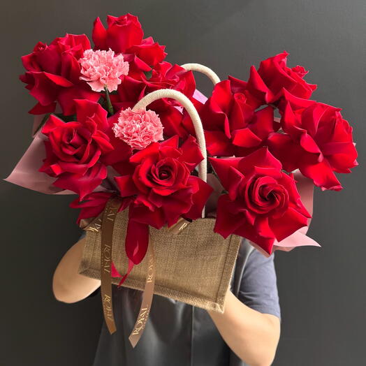 Комплимент из роз в сумочке