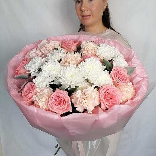 💕Очаровательный букет из розовых роз Софи Лорен, гортензии, диантусов и кустовых хризантем в нежном оформлении