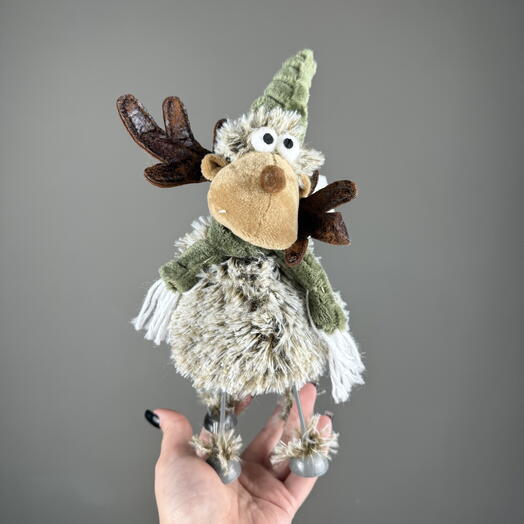 Новогодняя статуэтка Олень в шапочке