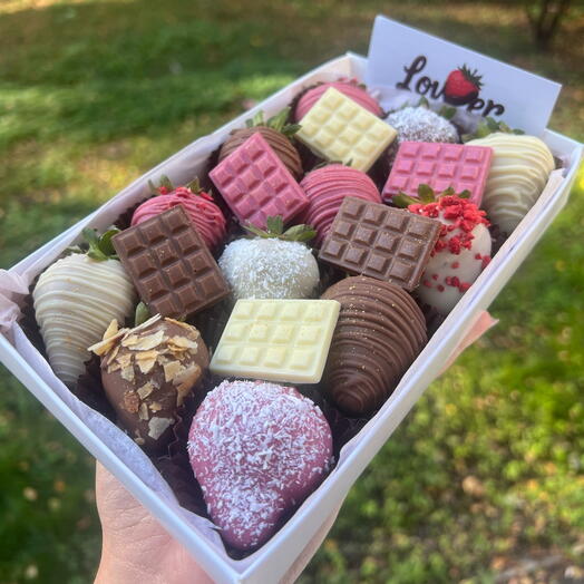 Бокс из клубники в шоколаде и мини-шоколадок