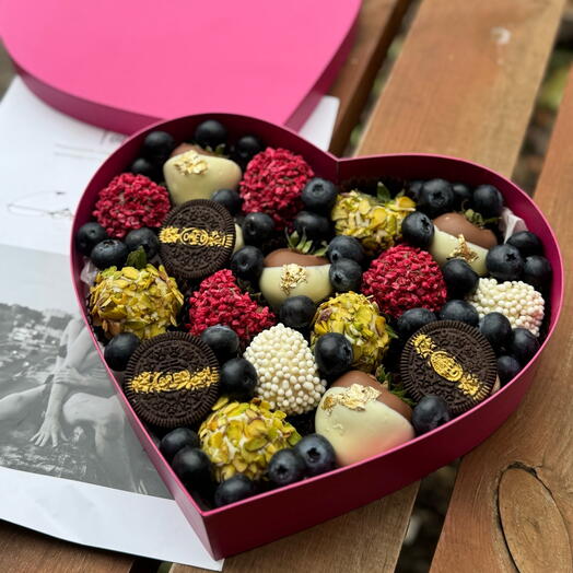 Сердце с клубникой в шоколаде и голубикой