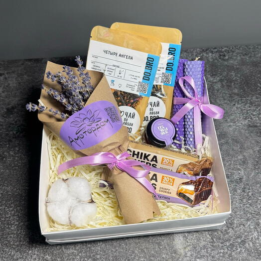 Набор из лаванды, чая, меда, свечек и протеиновых батончиков