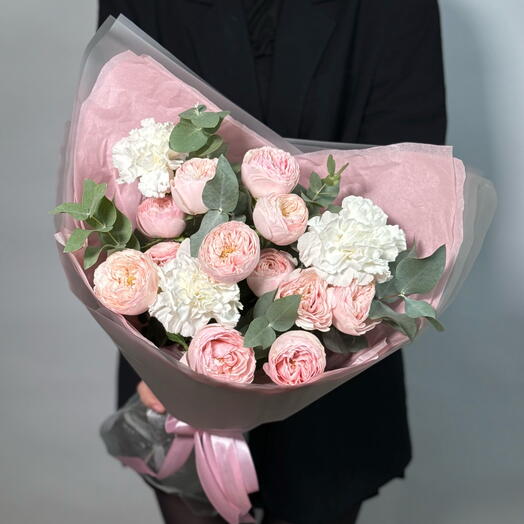 Букет GF с пионовидными розами и белыми диантусами