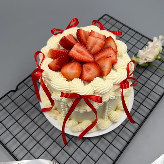 Торт Ламбет с клубникой и бантиками