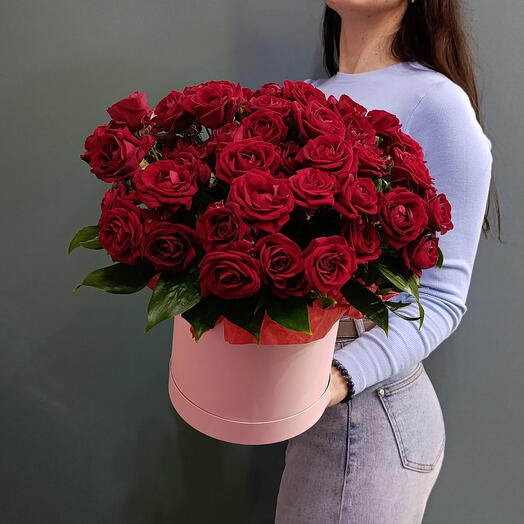 Красные кустовые розы в коробке