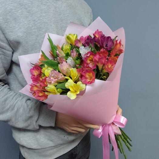 Альстромерии | Букет из 15 ярких альстромерий в розовой упаковке