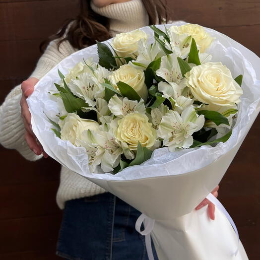 Букет из белых роз и альстромерий | Розы и альстромерия