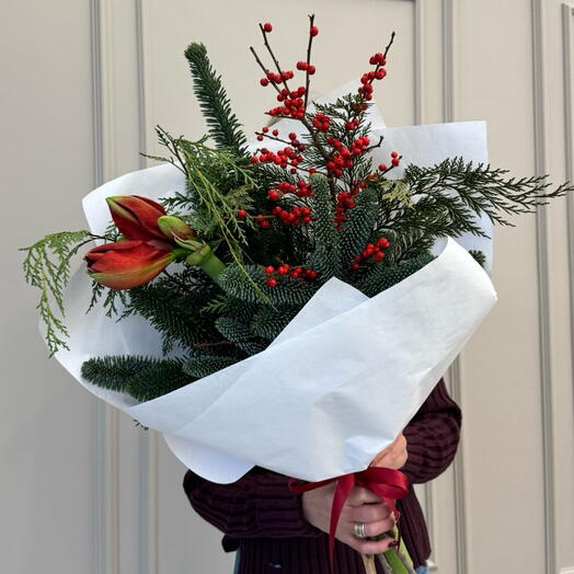 Зимний Новогодний букет из хвои, ягод Илекса и аммарилиса