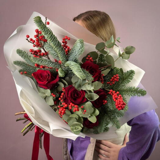 Зимний букет с красными розами и красным илексом с эвкалиптом