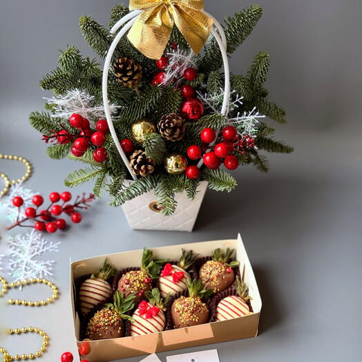 Клубника в бельгийском шоколаде Бантики и еловый букет