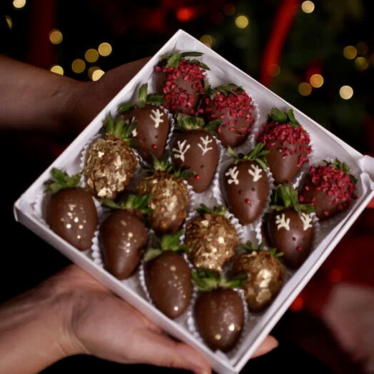 Новогодний набор из 16 клубник в шоколаде