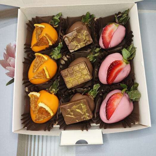 Клубника в шоколаде "Три вкуса счастья", набор клубники в шоколаде Callebaut ORANGE, CLASSIC, STRAWBERRY, 9 ягод