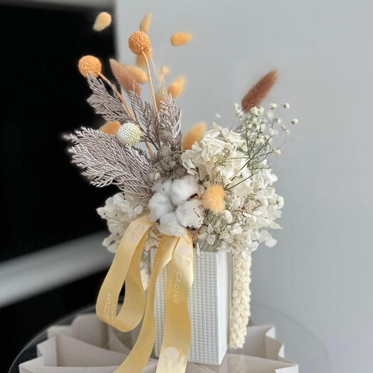 Композиция из сухоцветов в вазе