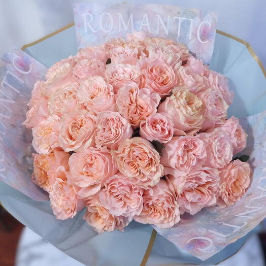 Букет из 50 персиковых садовых роз