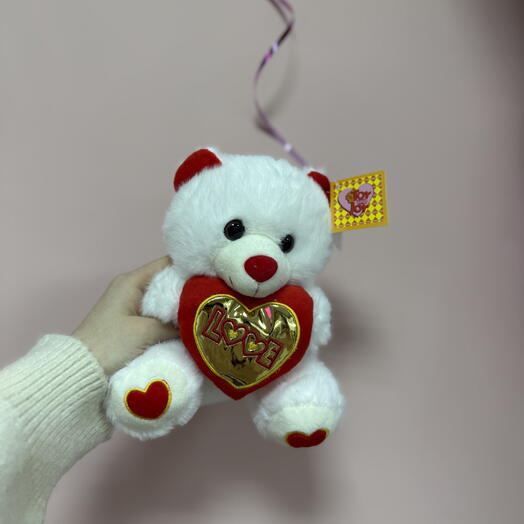 Маленький мишка с сердечком