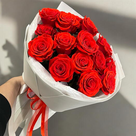 Букет алых роз