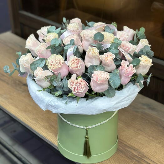 Пионовидные розы в коробке