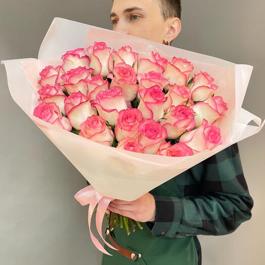 25 розовых роз
