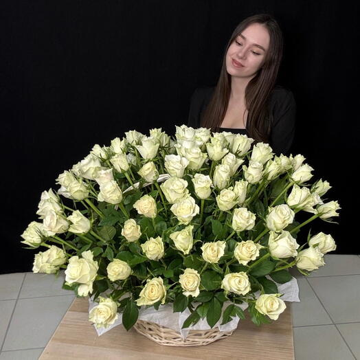 Корзина 101 белая роза Кения