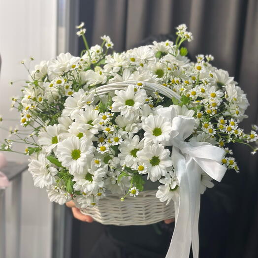 Корзина с цветами ромашки и камила букет для любимой