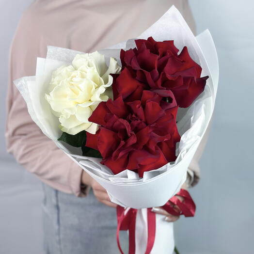 Яркий букет из бордовых и белой французских роз в упаковке суфле