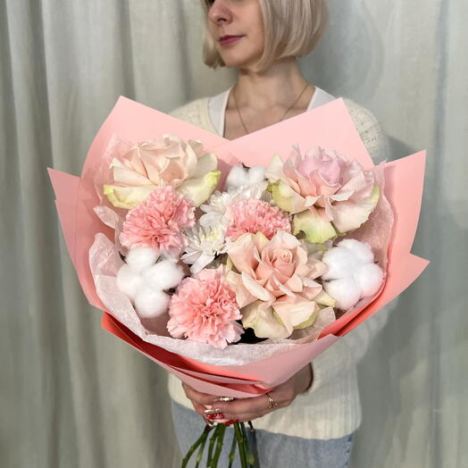 Букет из розовых французских роз, гвоздик и хлопка "Фарфоровая акварель"