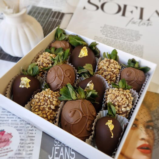 12 Клубник в молочном и темном шоколаде