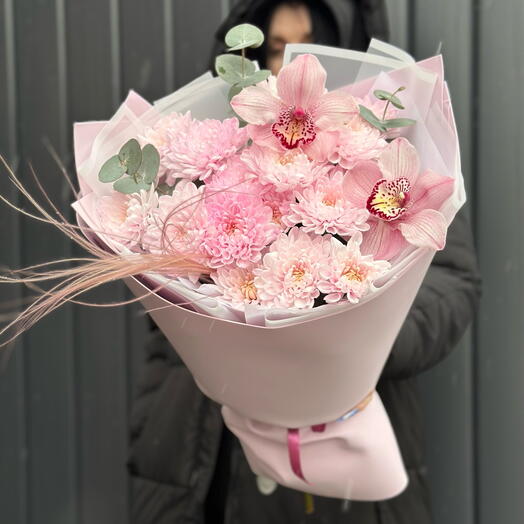 Нежные розовые хризантемы, орхидеи и веточки эвкалипта🌸
