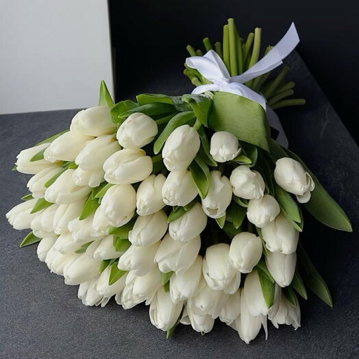 45 белоснежных тюльпанов под лентой