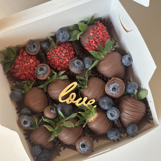 Набор клубники в шоколаде с голубикой в подарок к 14 февраля для девушки