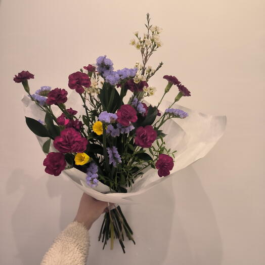 Авторский букет Моя любовь с нарциссами кустовыми диантусами ваксфлауэром и лимониумом