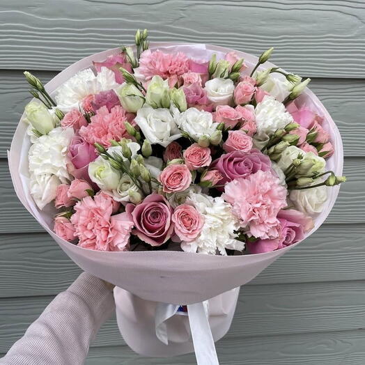 Сборный букет из гвоздик , кустовых роз , эустомы