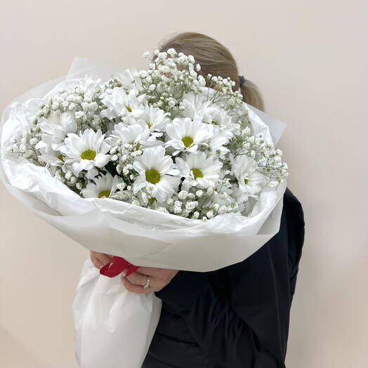 Букет из ромашек и гипсофилы
