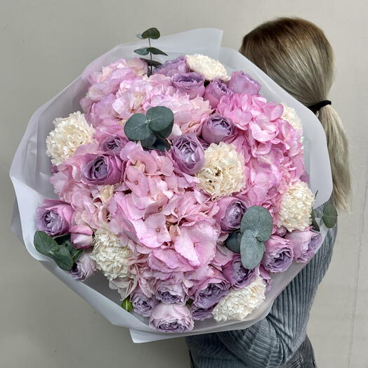 Кремовая гвоздика , гортензия , пионовидная лавандовая кустовая роза