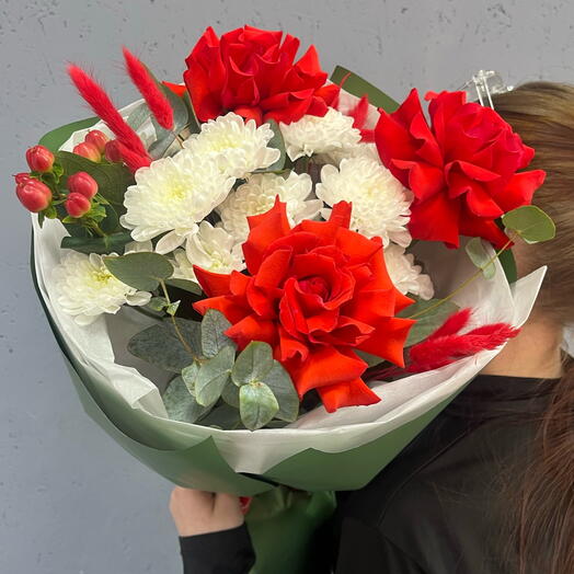 Сборный букет из французских роз и хризантем