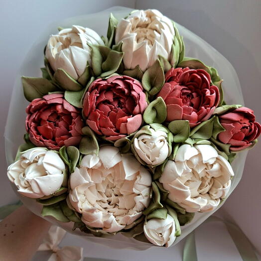 Букет из белых и бордово-красных пионов