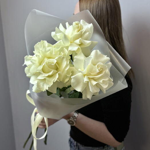 3 белые французские роз