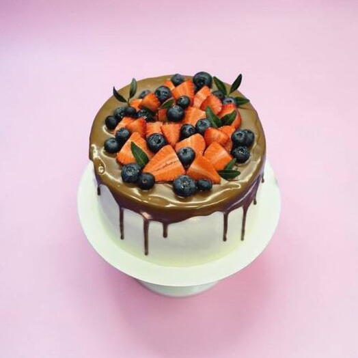 Торт 6-7 порций с ягодным декором