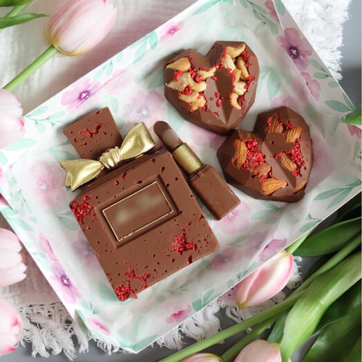 Подарочный набор на 8 марта с духами, помадой и сердечками