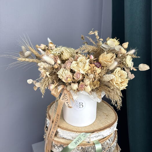 Композиция из сухоцветов с сетарией