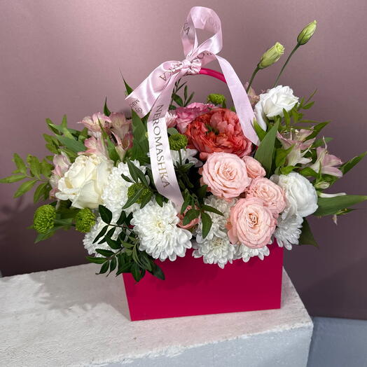 Композиция из пионовидной и кустовой розы и альстромерии