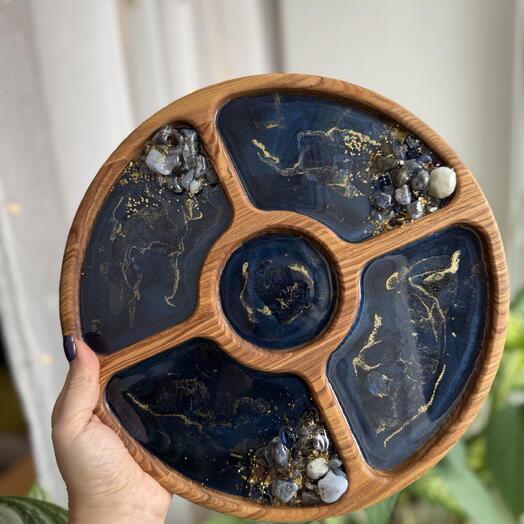 Менажница из ясеня  с эпоксидной смолой и натуральными камнями