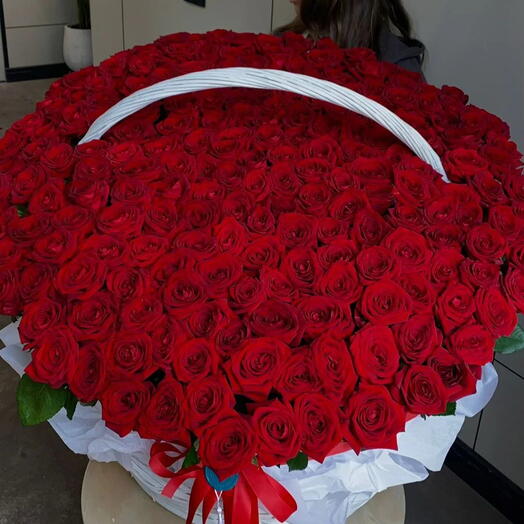 Корзина из 251 розы