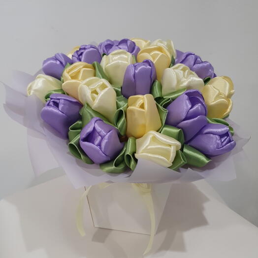 Букет из 25 жёлтых и фиолетовых тюльпанов из атласной ленты