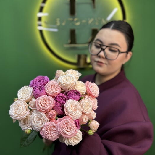Букет из 7 пионовидных кустовых роз