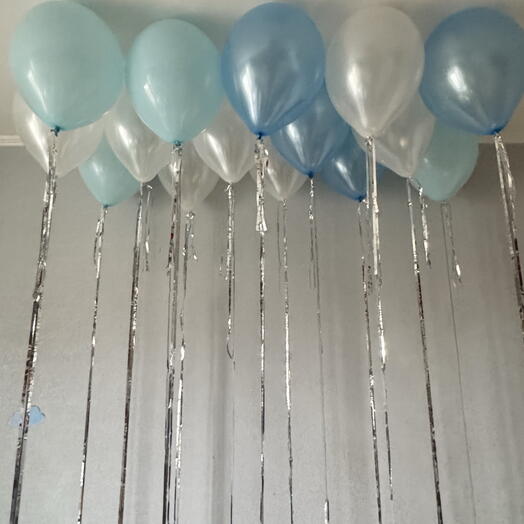 15 шариков под потолок в бело голубом