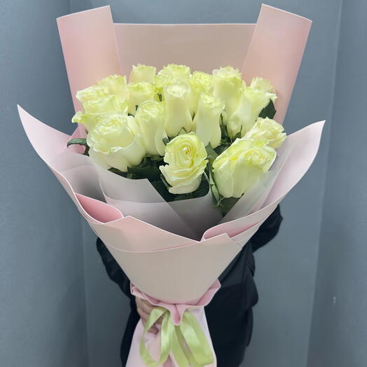 15 белых роз в розовом фоамиране