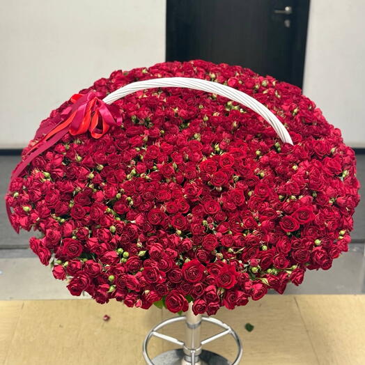 Корзина из кустовой розы пионовидной