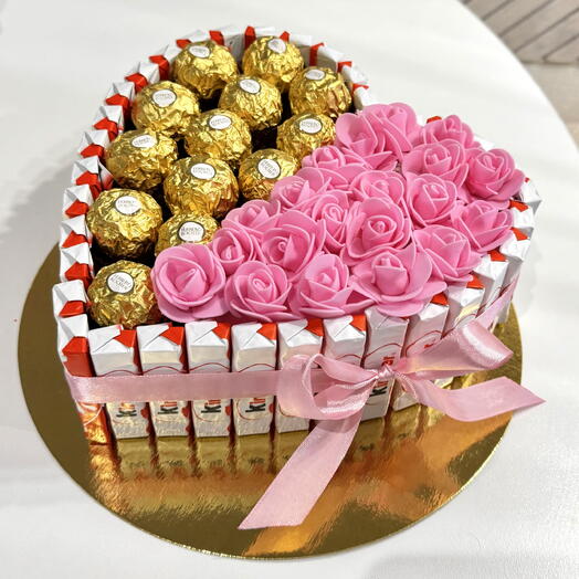 Торт / Композиция из киндера и роз для любимых